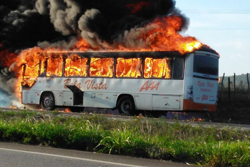 onibus-1 Incêndio deixa ônibus completamente destruído na PB