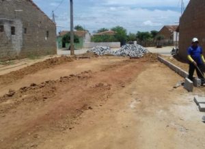 timthumb-23-300x218 Prefeitura de Zabelê conclui saneamento básico e inicia calçamento de rua
