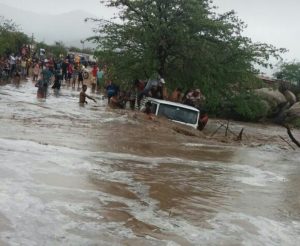 veiculo-arrastado-pelas-aguas-sao-joao-do-tigre-300x246 Carro é arrastado pela força da água em cidade do Cariri.