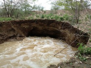 20180303_114948-300x225 Chuvas provocam rompimento de mais uma barragem em São Sebastião do Umbuzeiro