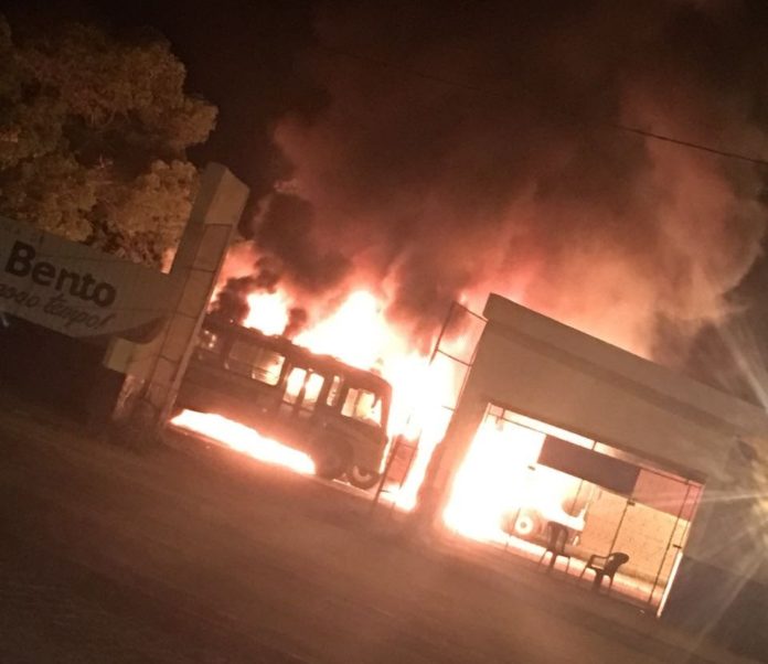 IMG-20180313-WA0007-696x602 Incêndio em garagem de prefeitura destrói cinco ônibus, na Paraíba