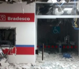 bradesco-salgado-de-sao-felix-300x263 EXPLOSÃO A BANCO: Quadrilha fortemente armada explode Bradesco e Correios na Paraíba