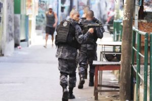 brasil-rio-rocinha-tiroteio-20180324-002-300x200 Operação deixa oito mortos na favela da Rocinha