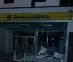 explosap-300x257 Grupo fortemente armado explode Banco do Brasil de Remígio
