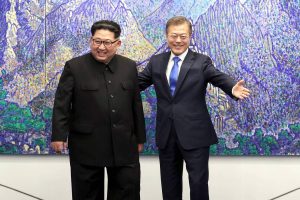 15248033465ae2a712a80fd_1524803346_3x2_lg-300x200 Líderes de Coreia do Norte e do Sul prometem acordo de paz e fim de armas nucleares
