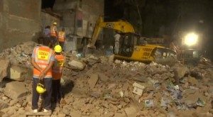 2018-04-01t053554z-738074367-rc1d4bb4cf80-rtrmadp-3-india-building-collapse-300x165-300x165 Desabamento de edifício deixa pelo menos 10 mortos na Índia