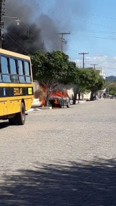 IMG-20180419-WA0016-169x300 Veículo pega fogo em frente ao Colégio Nossa Senhora de Lourdes em Monteiro.