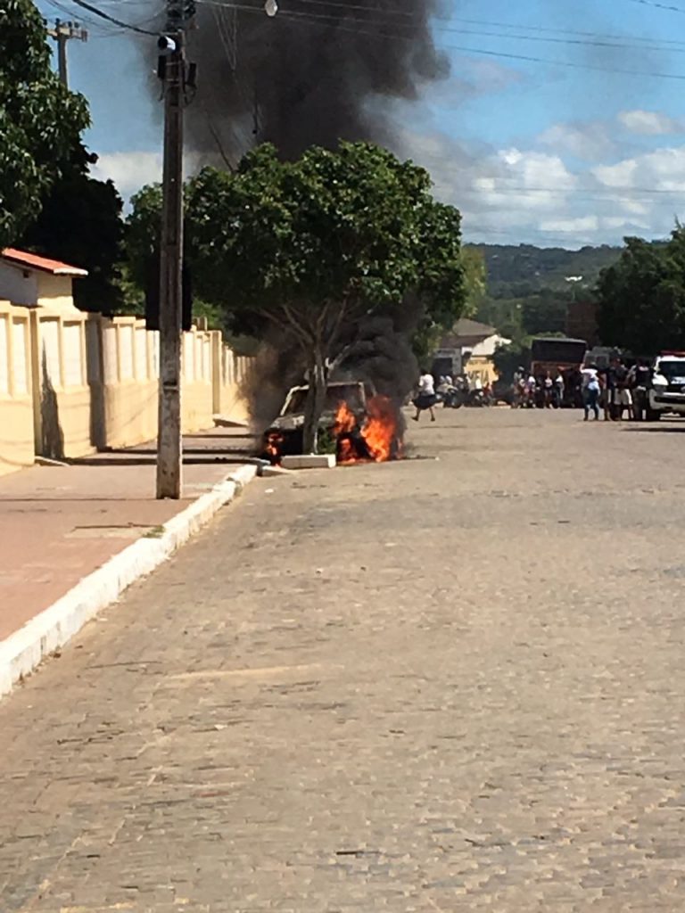 IMG-20180419-WA0020-768x1024 Veículo pega fogo em frente ao Colégio Nossa Senhora de Lourdes em Monteiro.