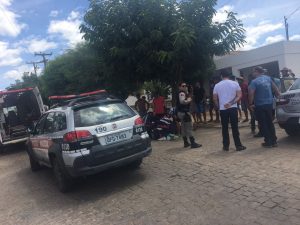 IMG-20180421-WA0071-300x225 Batida envolvendo carro e moto deixa mãe e filha feridas em Monteiro