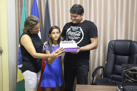 ZABELE-01-02 Zabelê: Prefeito Dalyson Neves entrega notebooks e Tablets aos alunos da Escola Maria Bezerra da Silva.