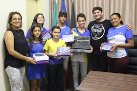 ZABELE-01 Zabelê: Prefeito Dalyson Neves entrega notebooks e Tablets aos alunos da Escola Maria Bezerra da Silva.