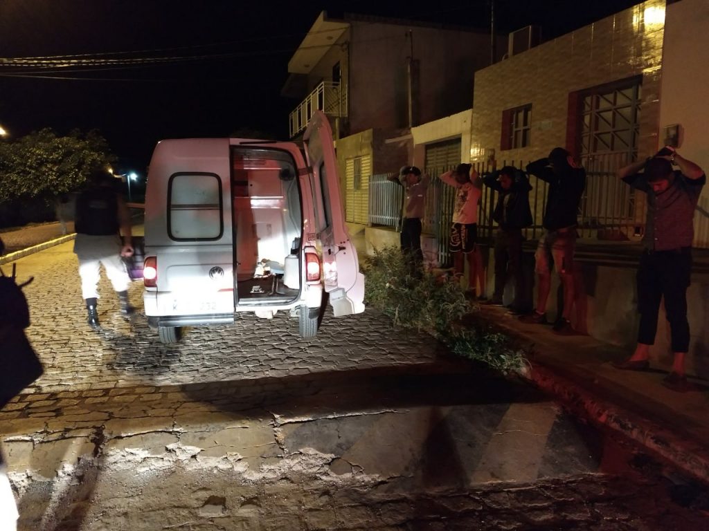ambulancia-com-bandidos-1024x768 Polícia prende suspeitos de integrar quadrilha de roubo de cargas no Cariri em uma Ambulância
