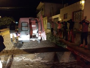 ambulancia-com-bandidos-300x225 Polícia prende suspeitos de integrar quadrilha de roubo de cargas no Cariri em uma Ambulância