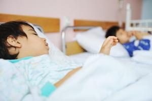 criança-doente-no-hospital-14018618-300x200-1-300x200 Menino acorda antes de ter aparelhos desligados