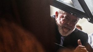 lula-janela-300x169 Ministro do STJ nega novo habeas corpus da defesa de Lula para evitar prisão, diz assessoria