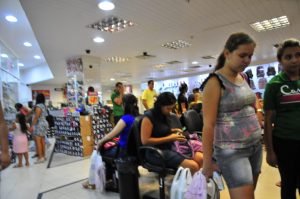 manodecarvalho-Economia-Natal-Compras-4-696x462-300x199 Dia do Trabalho altera horários de shoppings e serviços na Paraíba