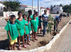 timthumb-5-1-300x218 Crianças do Centro de Fortalecimento de Convivência plantam flores em Monteiro