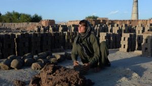x76345715_topshotthis-photograph-taken-on-march-28-2018-shows-afghan-female-labourer-sitara-wafada.jpg.pagespeed.ic_.hOoucfQSxP-300x169-300x169 Jovem finge ser homem para trabalhar e quitar dívidas