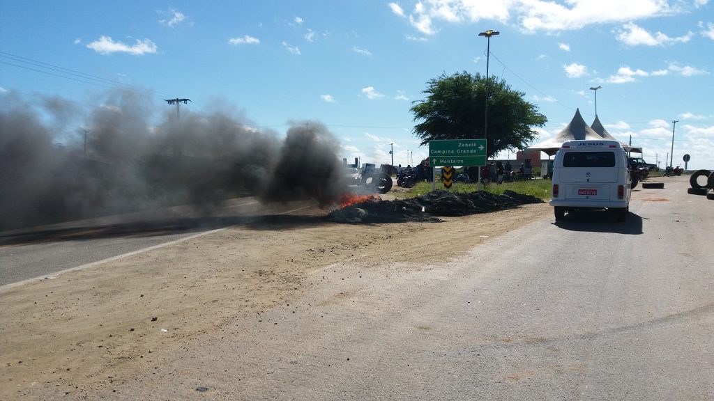 20180523_084900-1024x576 Em Monteiro: Caminhoneiros ocupam rodovias em protesto contra preço de combustíveis