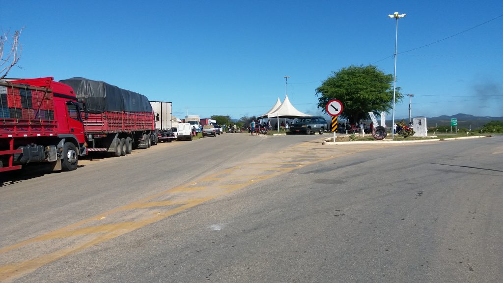 20180523_084954-1024x576 Em Monteiro: Caminhoneiros ocupam rodovias em protesto contra preço de combustíveis