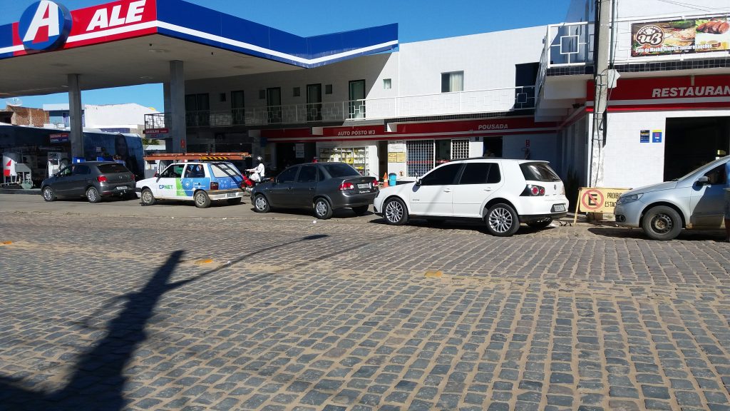 20180523_143147-1024x576 Postos estão sem combustíveis e motoristas fazem fila para abastecer em Monteiro