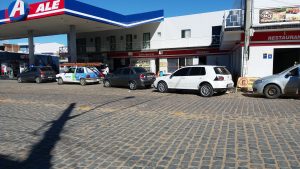 20180523_143147-300x169 Postos estão sem combustíveis e motoristas fazem fila para abastecer em Monteiro