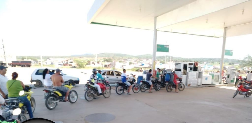IMG-20180523-WA0110-1024x498 Postos estão sem combustíveis e motoristas fazem fila para abastecer em Monteiro