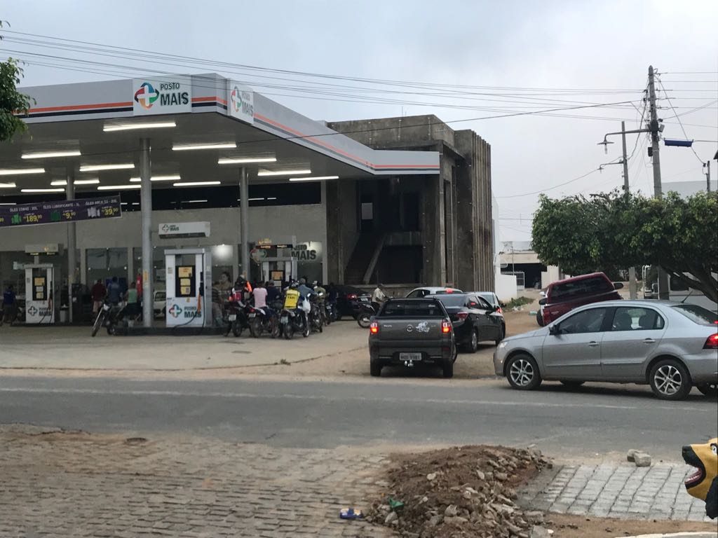 IMG-20180530-WA0037-1-1024x768 Motoristas enfrentam filas para abastecer em postos de gasolina em Monteiro