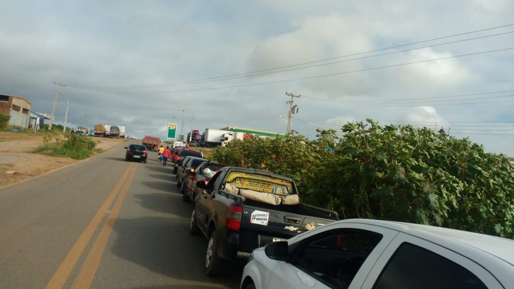 IMG-20180530-WA0075-1-1024x576 Motoristas enfrentam filas para abastecer em postos de gasolina em Monteiro