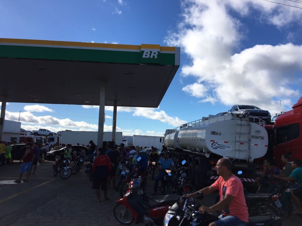 IMG-20180530-WA0134-1024x768 Motoristas enfrentam filas para abastecer em postos de gasolina em Monteiro