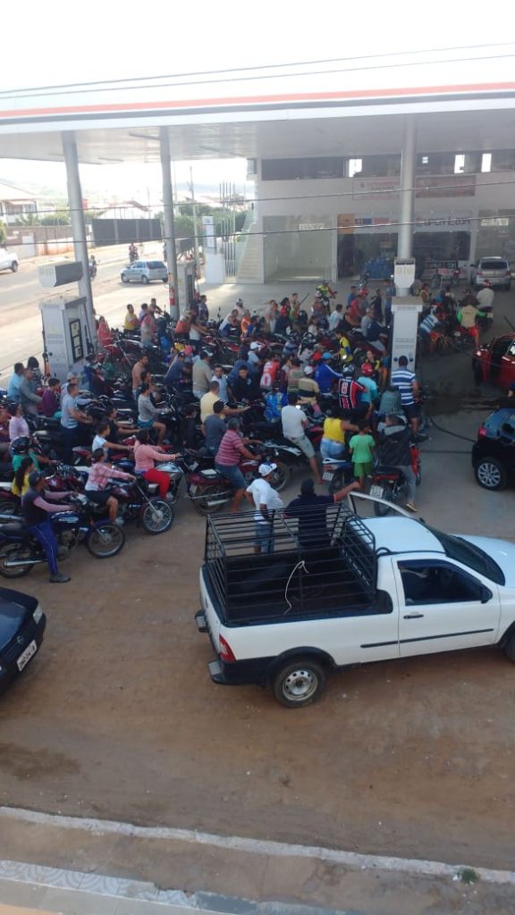 IMG-20180530-WA0141-576x1024 Motoristas enfrentam filas para abastecer em postos de gasolina em Monteiro