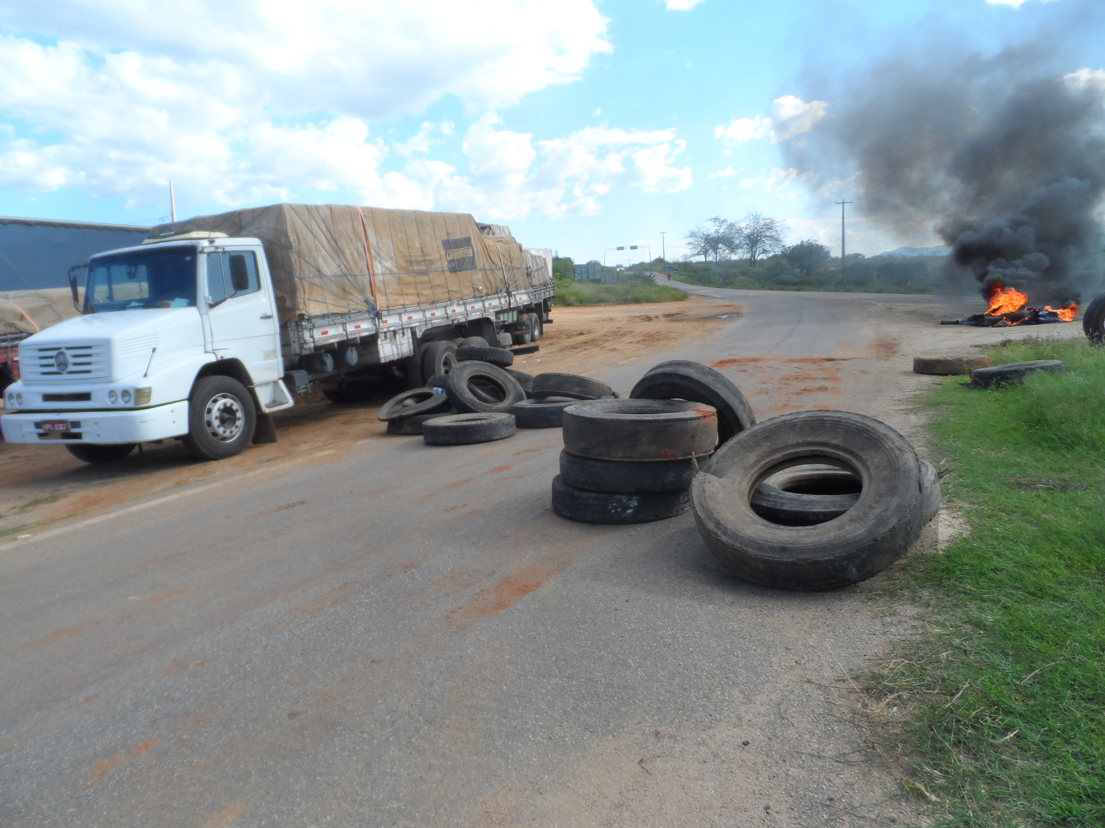 camin Caminhoneiros bloqueiam trecho de rodovia que liga Monteiro a Sertânia. Protesto contra aumento do combustível
