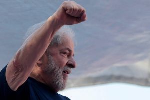 lula-preso-300x200 Defesa de Lula concorda com pedido da Folha, UOL e SBT para sabatiná-lo na prisão