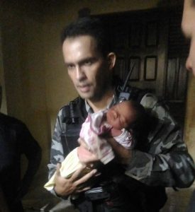 pm-275x300-275x300 Bebê se engasga com leite materno e é salvo por policiais militares