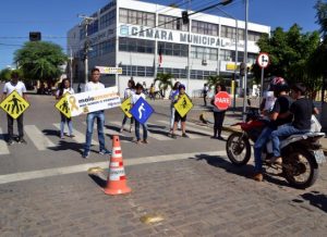 timthumb-20-300x218 Alunos da Rede Municipal aderem a Campanha do Maio Amarelo em Monteiro