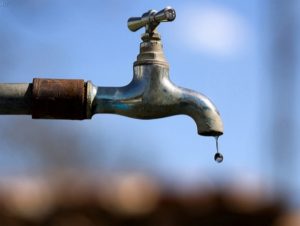 torneira-300x226 Cidades do Cariri voltam a fica sem água após novo vazamento na adutora do Congo
