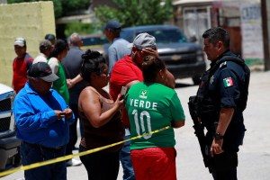 2018-06-23t233040z-599077117-rc1e7a8b9a00-rtrmadp-3-mexico-violence-300x200 Atiradores matam pessoas que assistiam jogo do México