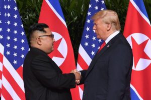 Kim-e-Trump-assinam-acordo-que-prevê-desnuclearização-da-península-Coreana-300x200 Kim e Trump assinam acordo que prevê desnuclearização da península Coreana