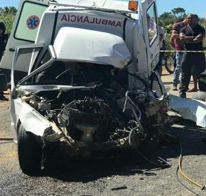 Motoristas-morrem-após-acidente-entre-caminhonete-e-ambulância-300x286 Motoristas morrem após acidente entre caminhonete e ambulância