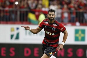 henrique-douradostaff-imagesflamengo-300x200 Líder isolado, Flamengo vence Fluminense em Brasília