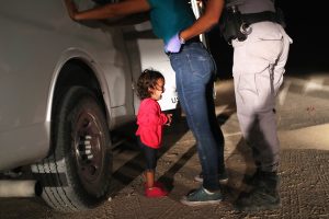 mundo-mexico-garota-hondurenha-chora-20180612-0001-copy-300x200 Trump recua e determina o fim da separação de famílias de imigrantes