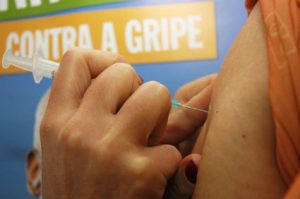 vacina-gripe1-300x199 Campanha de imunização contra Influenza continua até o dia 15 em Monteiro