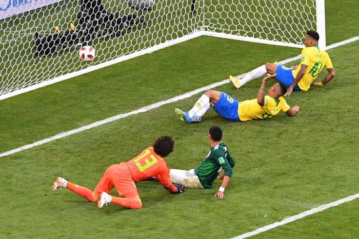 24456845 Brasil vence México e avança às quartas de final da Copa