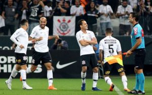 5b4fe28225676-300x188 Corinthians vence o Botafogo em noite de golaço e milagres de Cássio