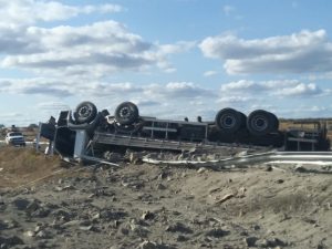CAMINHAO-CAPOTADO-300x225 Caminhão capota e motorista morre preso às ferragens no Cariri