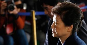 Ex-presidente-da-Coreia-do-Sul-300x156 Ex-presidente da Coreia pega mais 8 anos de prisão