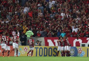 FLAMENGO-X-BOTAFOGO-300x206 Flamengo bate o Botafogo e mantém liderança do Brasileiro