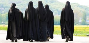 freiras-religiosas-caminhada-1448898574988_615x300-300x146 Após décadas de silêncio, freiras enfrentam tabu e relatam abusos de padres