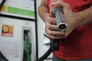 20171124130717GLXu66BayX-300x200 Petrobras anuncia que gasolina nas refinarias terá alta de 0,5%