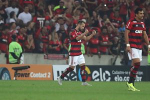 9034ca2cbb8c7d644351689a4b5f0620-300x200 Flamengo derrota o Grêmio no Maracanã e avança na Copa do Brasil